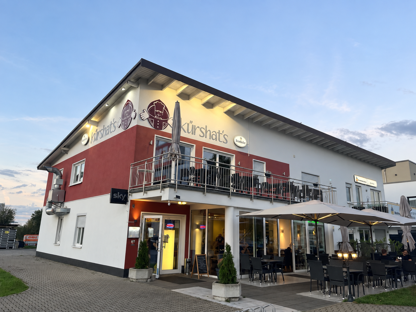 Kürshat’s Restaurant mit Eingang und Terrasse in Fronhausen