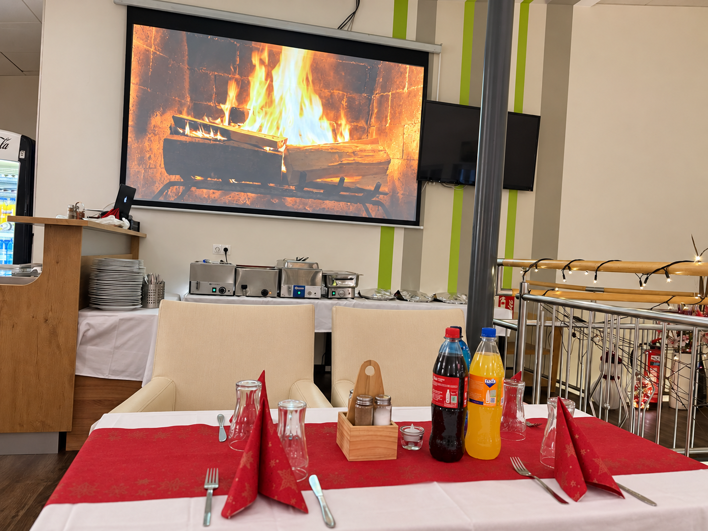 Obergeschoss von Kürshat’s mit Beamer und Leinwand